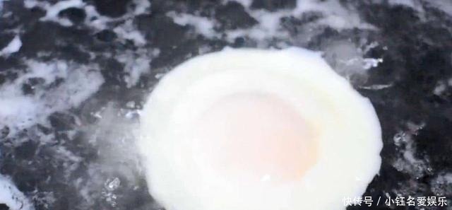 开水|水煮荷包蛋为什么出现蛋散和白泡泡,大厨:开水不可以将鸡蛋下锅