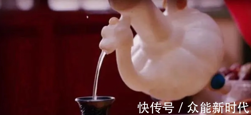 酒鬼#古代第一酒鬼,被老婆踹进酒缸,说了三个字,成年轻人口头禅