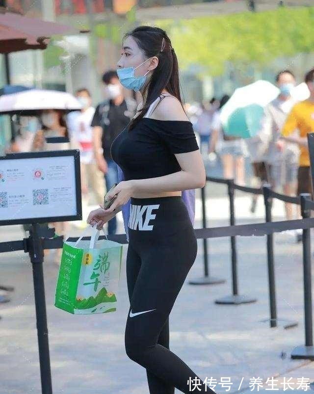 搭配 黑色露肩上衣搭黑色运动打底裤,凸显女性的身材线条,时尚度很高!