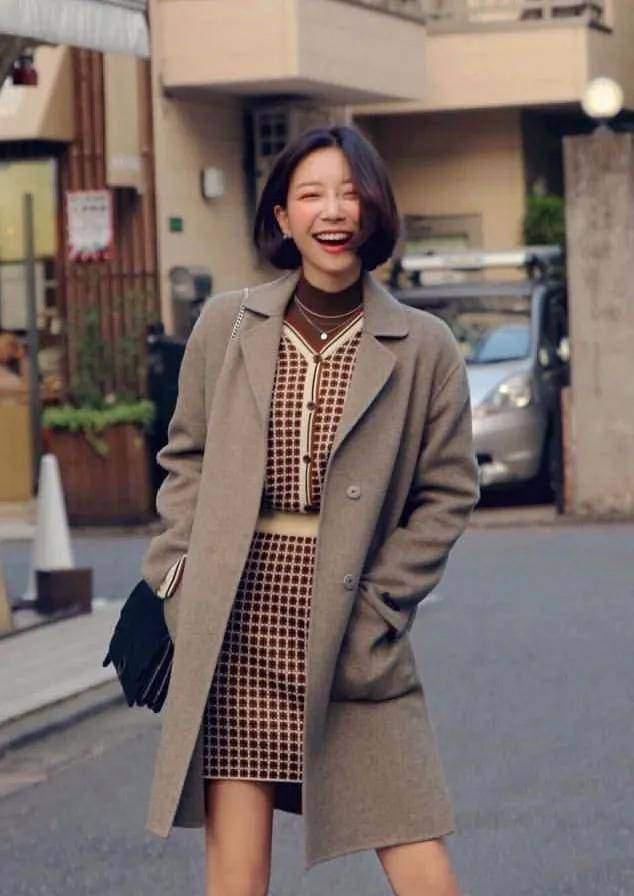  太普通|穿大衣别配阔腿裤啦，太普通！今年流行搭这3条裙子，时髦又高级