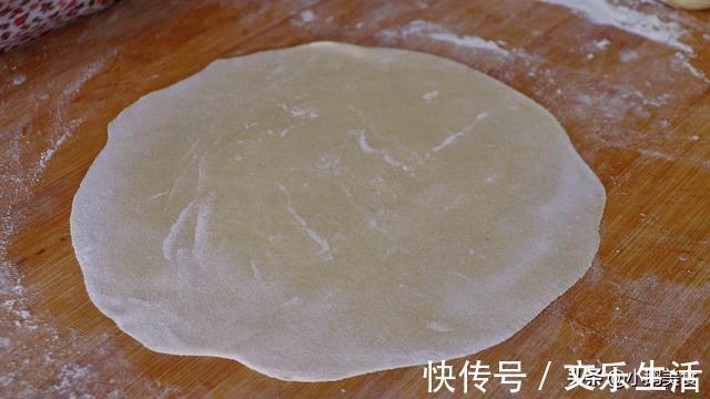 面团|开水烙玉米面饼，一次烙15张，又薄又软不用油，低脂营养又好吃