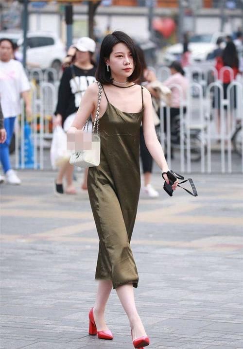 吊带连衣裙很好看，但是你真的穿对了吗？