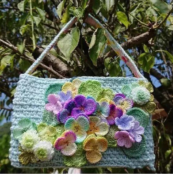 小花片 55款超美的钩花包包,只要会钩不同的花,拼缝在一起,就能做出
