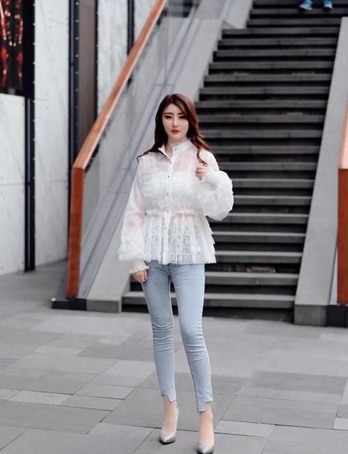 风格多样的牛仔裤，让女孩们可以穿出各种美丽