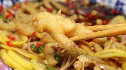 青线椒|夏天鸡爪不要卤着吃了，一抓一拌就可以，酸辣脆爽，手拿着直接啃