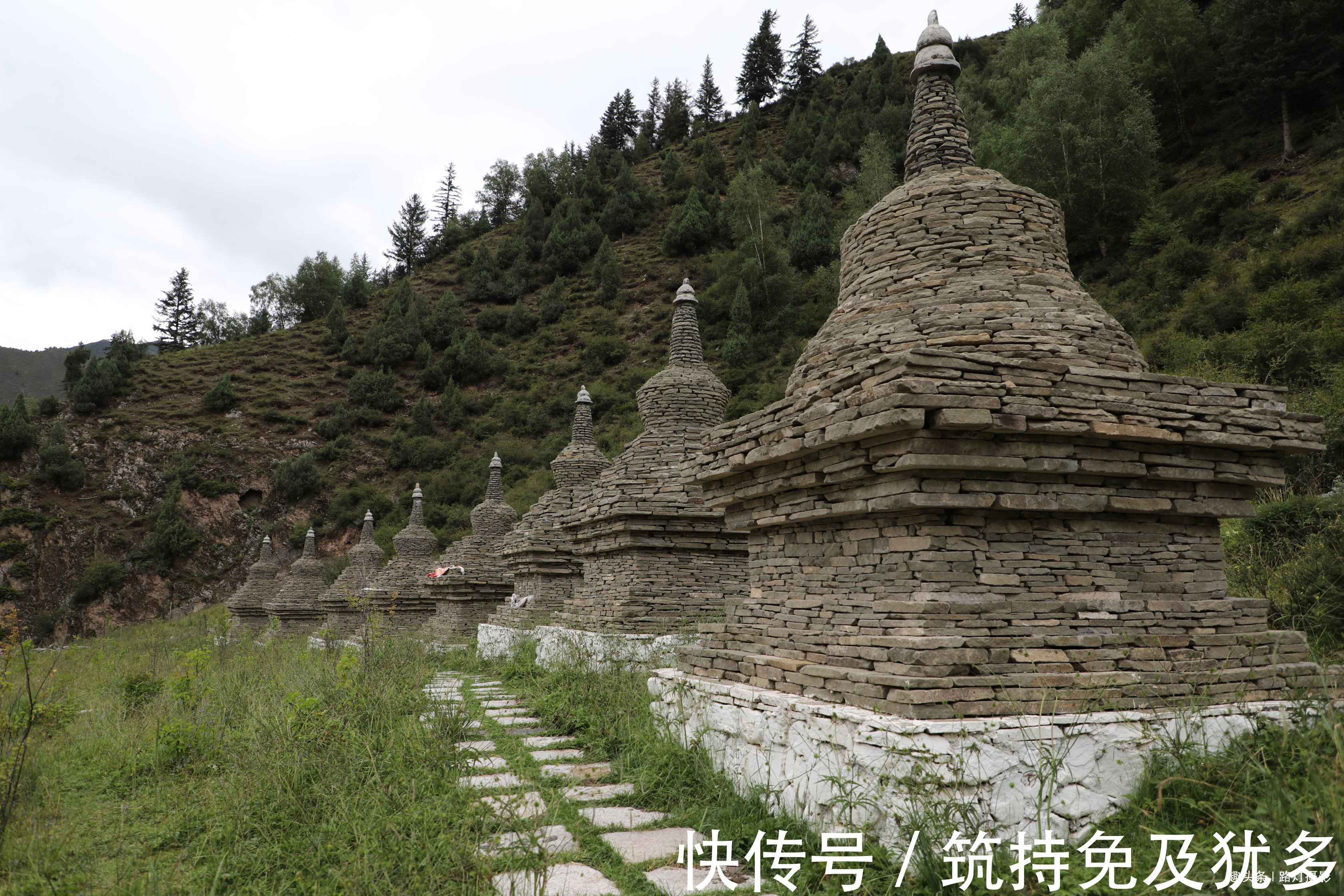 山洞|青海门源这条瀑布很神奇，从悬崖山洞流出，峭壁上达摩像若影若现