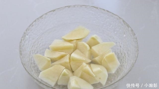 糖色|觉得红烧肉太油腻?有种不炒糖色不放油的做法,老人小孩都爱吃