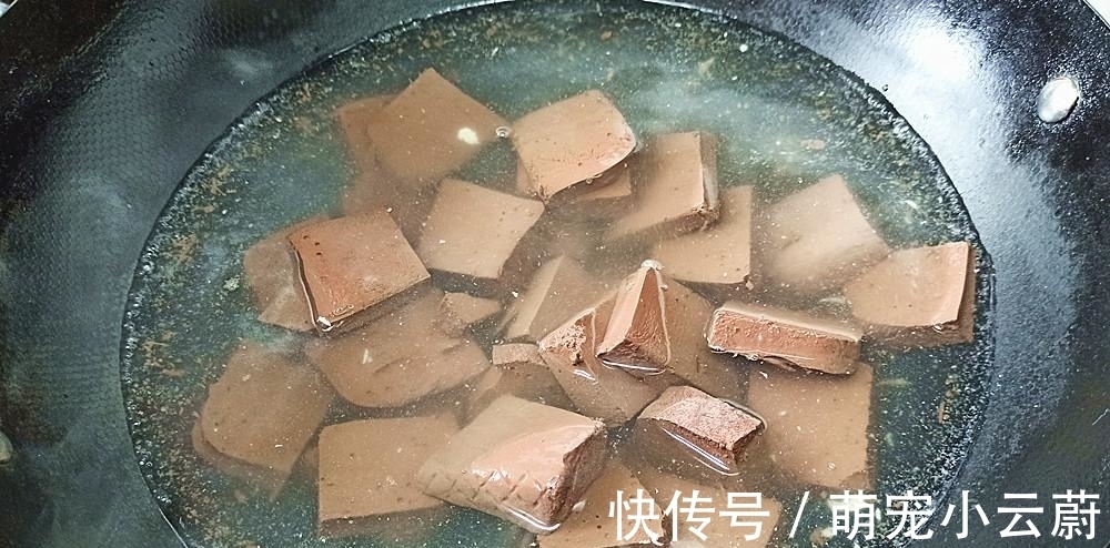 天冷了，这道“麻辣血旺”做来吃，太过瘾，汤汁拌饭都能吃2碗