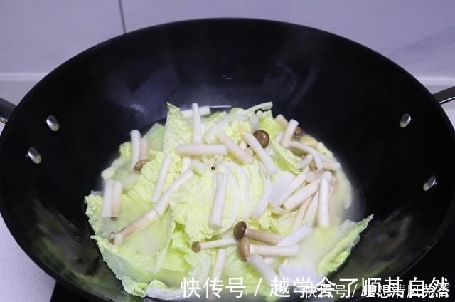 蟹味菇|天冷后,我家就爱吃这菜,热气腾腾端上桌,吃完全身暖和和的