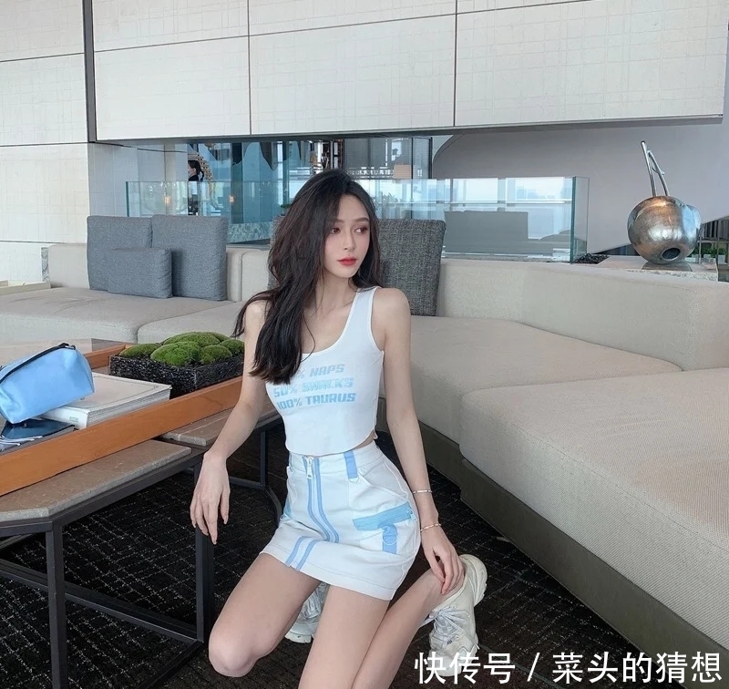 青春靓丽的小姐姐,穿搭浅色背心配A字裙,显瘦时髦又可爱