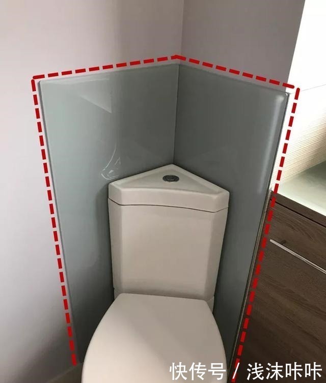 防水|无语!卫生间不贴瓷砖反而刷漆,如今只能塞钢化玻璃到马桶后面了!