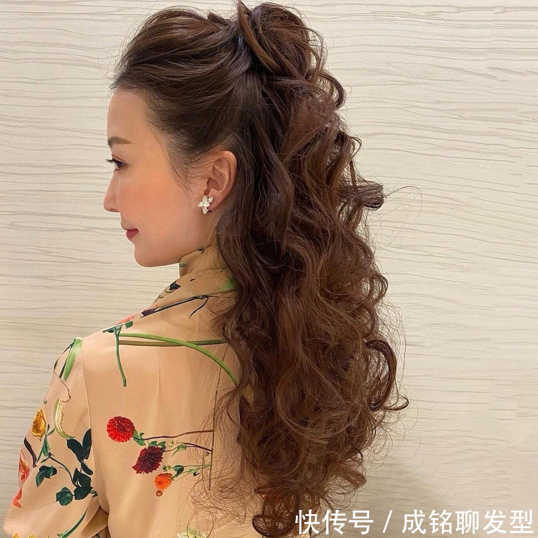 洋气|60岁女人烫什么发型好看?这9款时髦洋气卷发,端庄大气又减龄