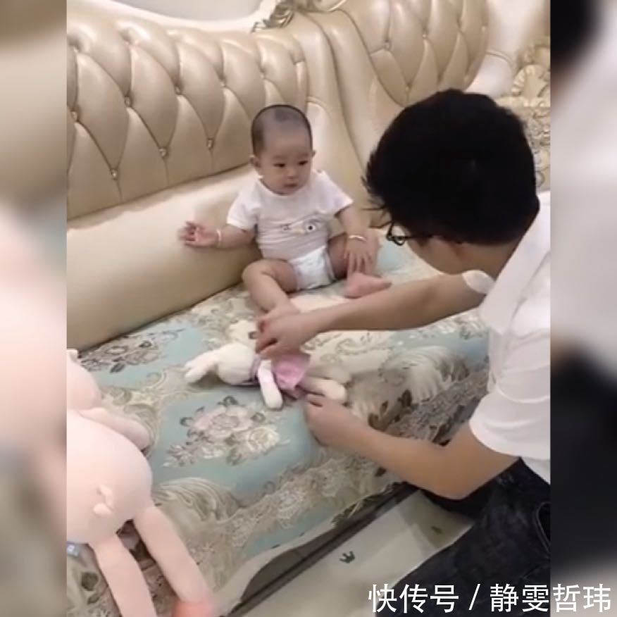 爸爸亲自用玩具“诱导”娃下沙发火了,网友这办法确实值得借鉴