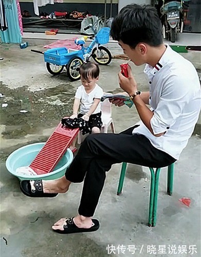 搓衣板|让爸爸单独带女儿,妈妈不放心提前回家,开门后就忍不住飞起一脚