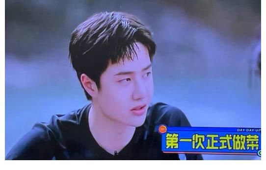 王一博|王一博首次下厨做饭,自嘲菜品看起来稀里哗啦,钱枫评价太狗腿