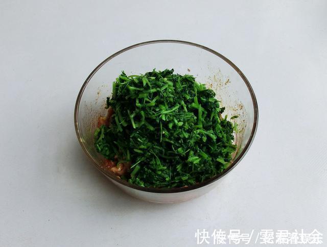 蒸包子时,记得不要只加酵母,面里加2样,包子又白又软又香又甜