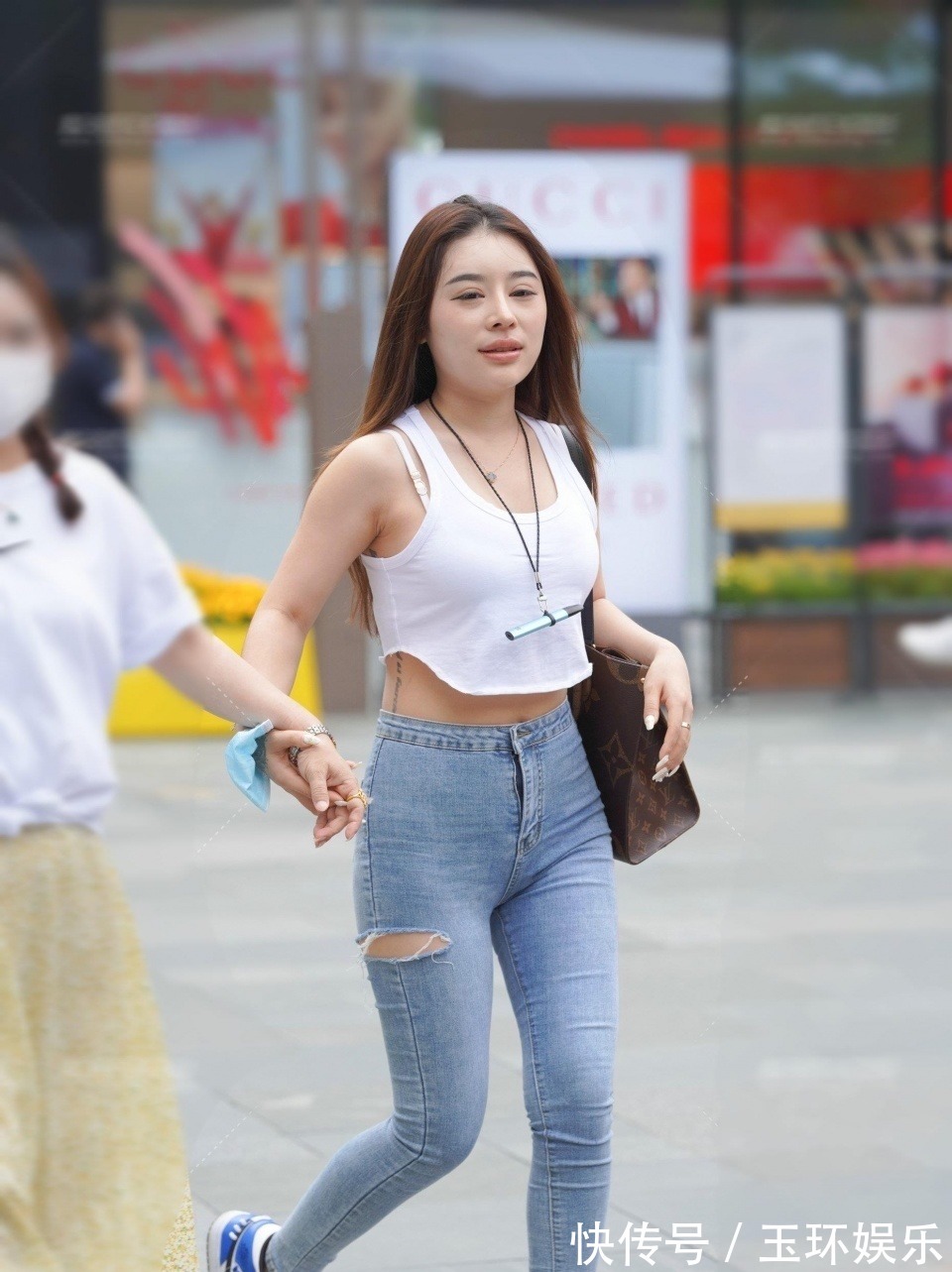 白色 白色背心的穿搭会显得轻盈很多,搭配牛仔裤完美地展现女性时尚