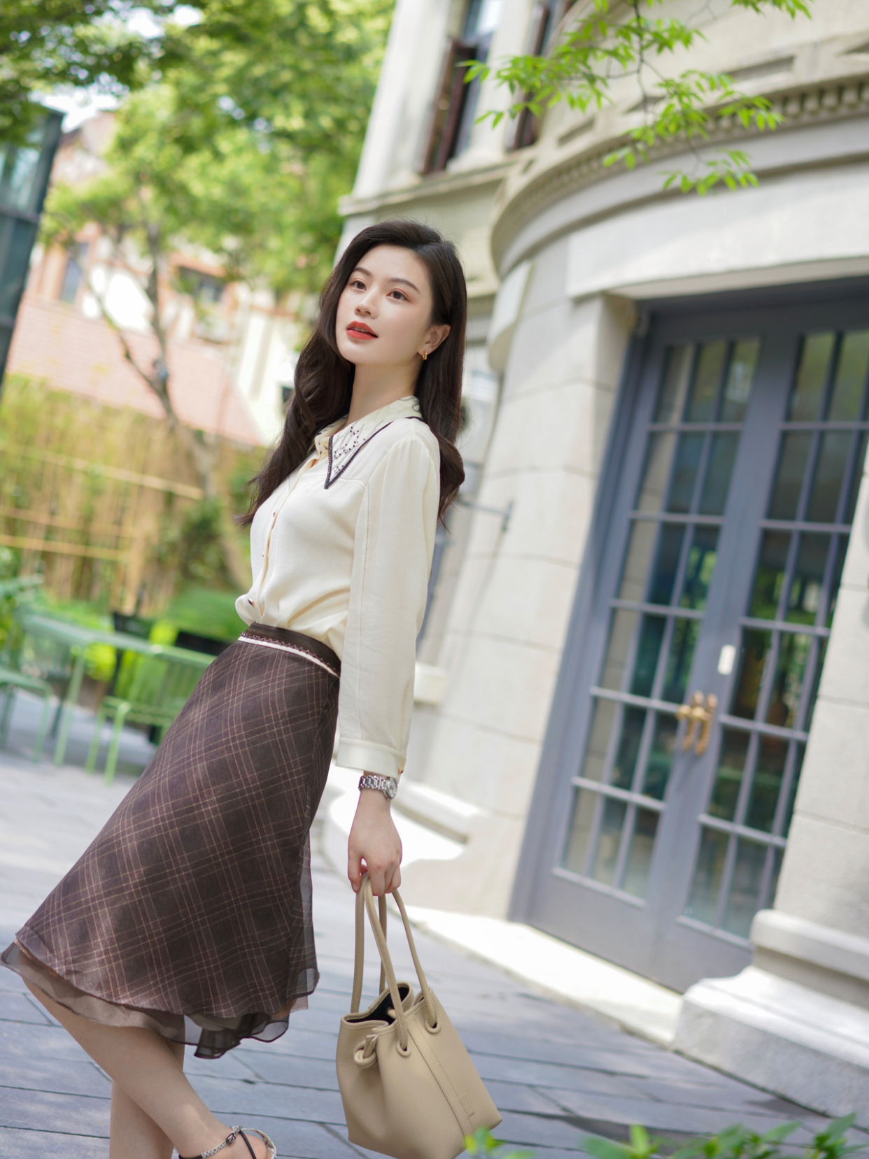 搭配|夏季,女神博主这样穿很高级,衬衫搭配半身裙简约利落,清爽减龄