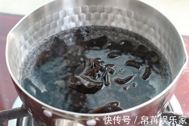 秋季气候干燥,多给家人吃莲藕,搭配木耳几分钟就出锅,鲜嫩美味