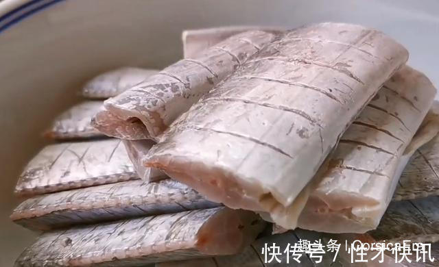 我家带鱼从不红烧，淋一个鸡蛋，不油炸不清蒸，出锅孩子抢着吃