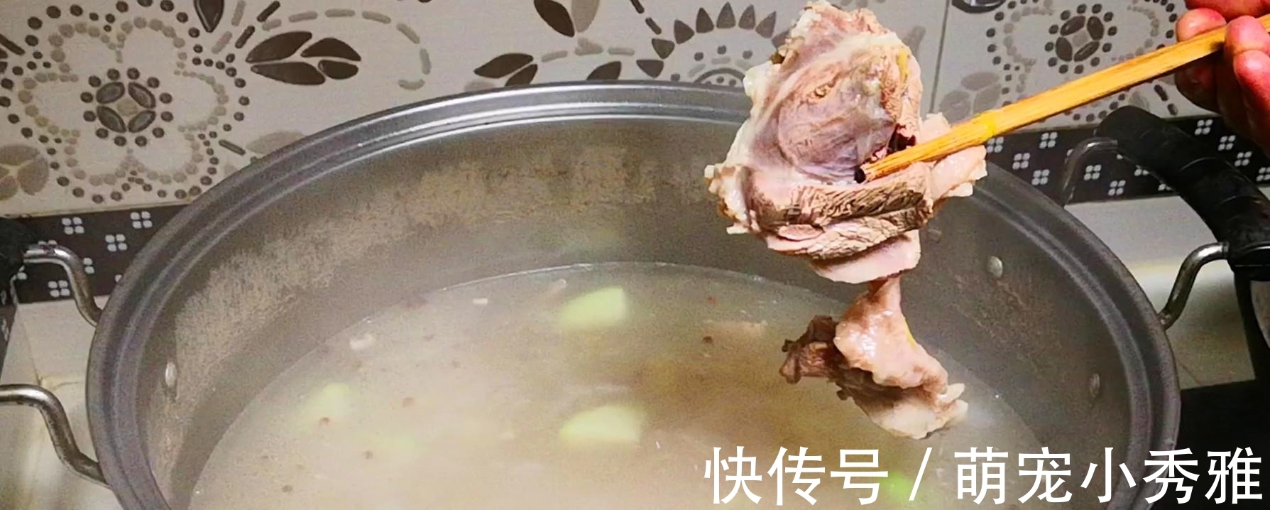 炖羊肉时，记住“一不要二不放”，羊肉不腥不膻也不柴，羊汤鲜美