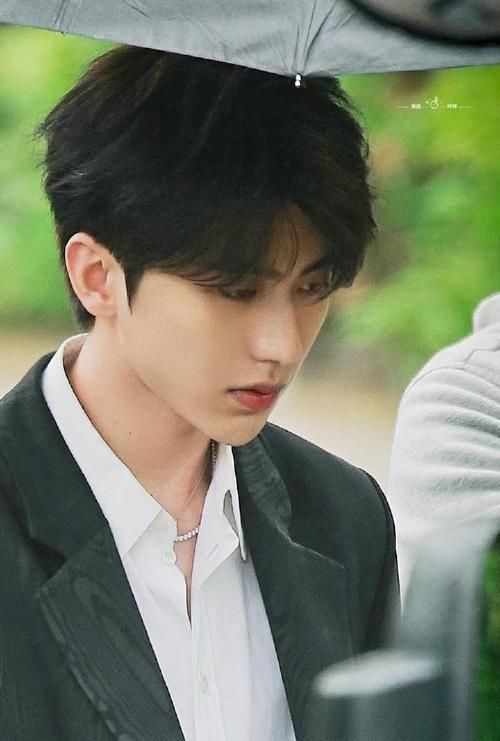 蔡徐坤黑西装亮相《奔跑吧》发布会 贵气十足的霸总坤帅气来袭！