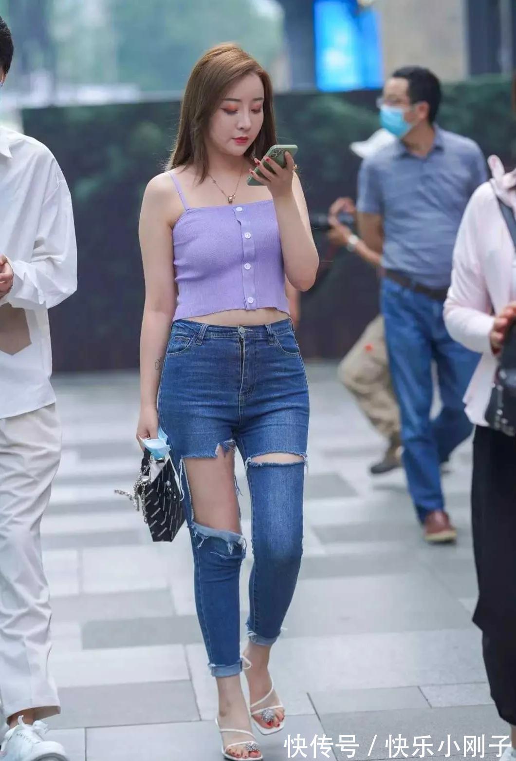 牛仔裤 颜值和身材都一般的女生,只是因为穿了一条牛仔裤,就变得很惹眼