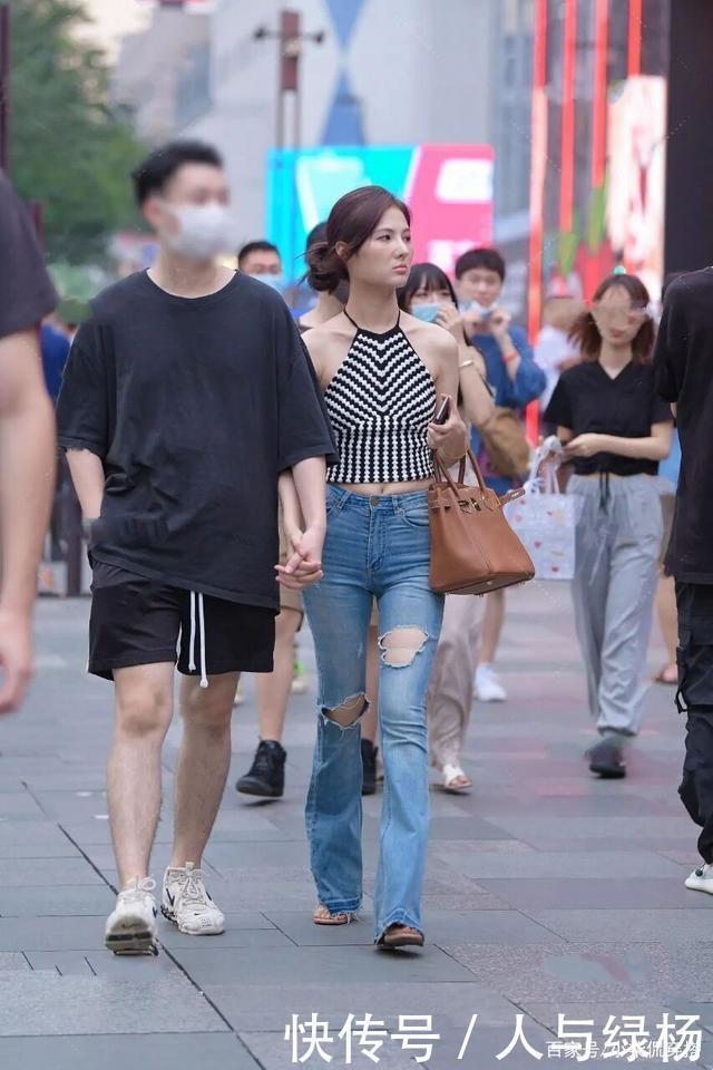 女士来说|40岁女人怎么穿减龄入手这款“喇叭裤”,时刻保持少女感!