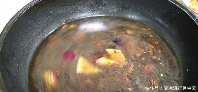 炖鱼不要只加开水,怪不得鱼又腥又嫩,只要一点点,鱼就又嫩又香