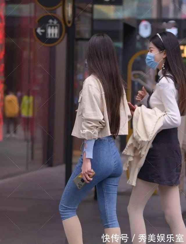 凌东|牛仔外套并不是只有蓝色,白色穿在身上效果更不一样,清新减龄