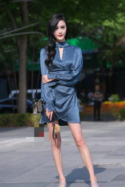 美艳精致的美女，蓝色真丝连衣裙，凸显高贵气质