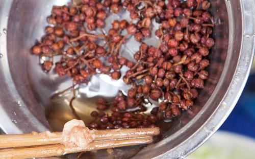 给肉馅去腥,加料酒还是加鸡蛋?分享正确做法,肉馅鲜嫩无腥味