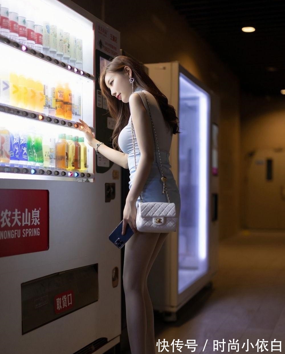 女生 优雅的女生就要从头美到脚,普通的上衣搭配也能穿出精致的优雅范