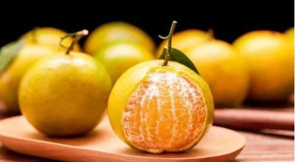 家家户户|新的一年又长大了一岁,孩子开心爱吃3种如意果,寓意福气绵绵