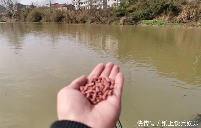 手抛窝弊端多,野钓用上这4种打窝方法,精准做窝诱鱼更快