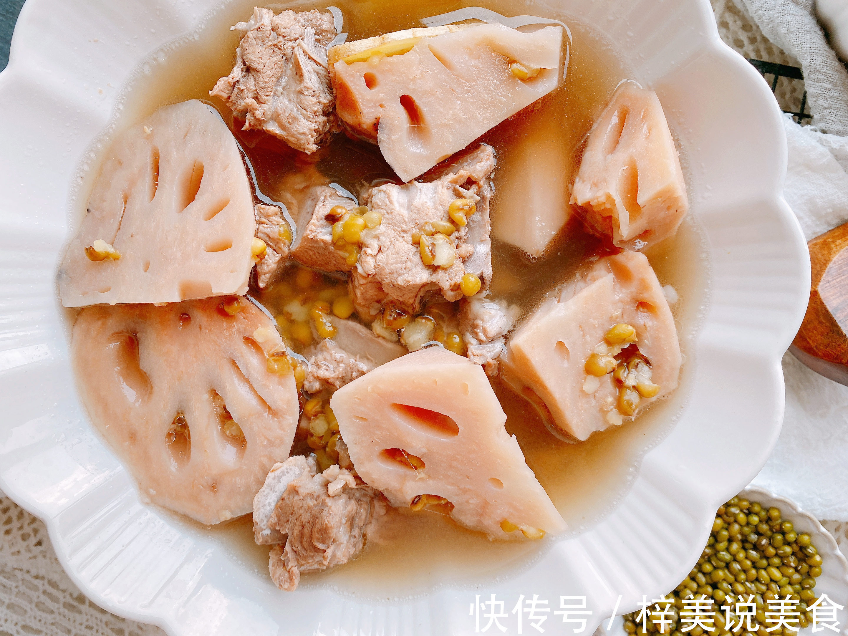 2节莲藕1把绿豆,炖出最适合秋天的汤,清热降火健脾补钙,超好喝