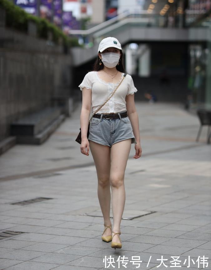 肚子|美女街拍:这个太好看了,虽然肚子有点肉肉的,但是旁边的女朋友还很嫉妒她