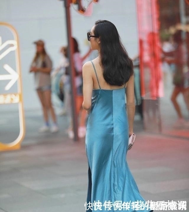 外套 身穿女人味十足的礼服,简约而休闲,显得十分性感