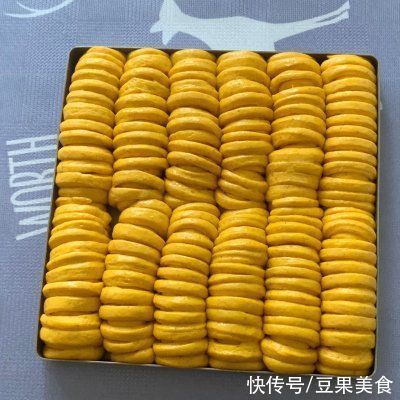 你和幸福就差这一份毛毛虫南瓜全麦排包