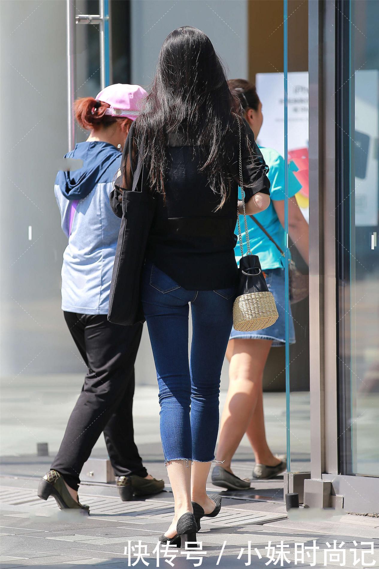 设计|街拍:设计感黑色衬衣, 搭配七分牛仔裤, 时尚街拍