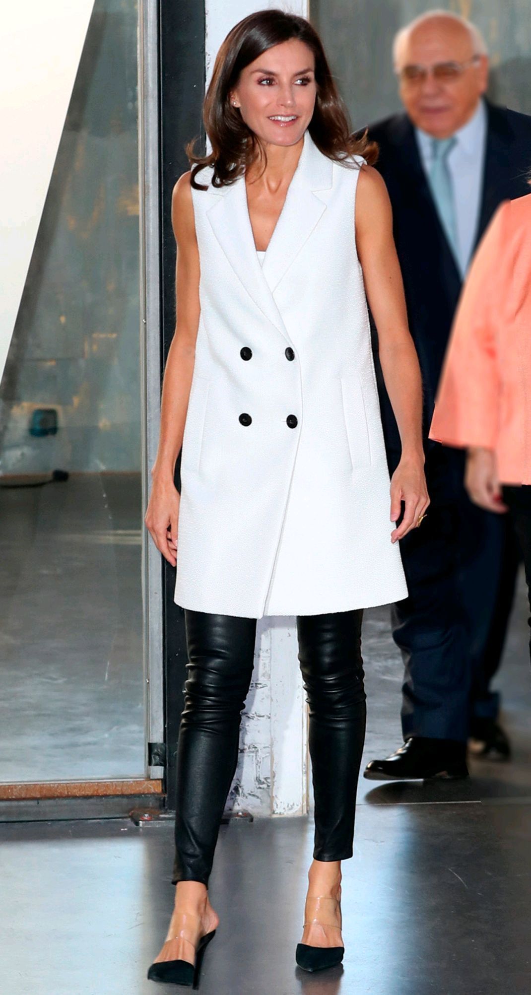 专业感|西班牙王后示范皮质服装的通勤穿搭, 将摇滚风皮裙穿得又飒又知性