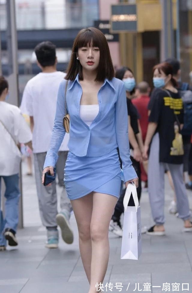 凉鞋 蓝色裙装，搭配白色细跟凉鞋，清爽大方，展现职业女性气质！