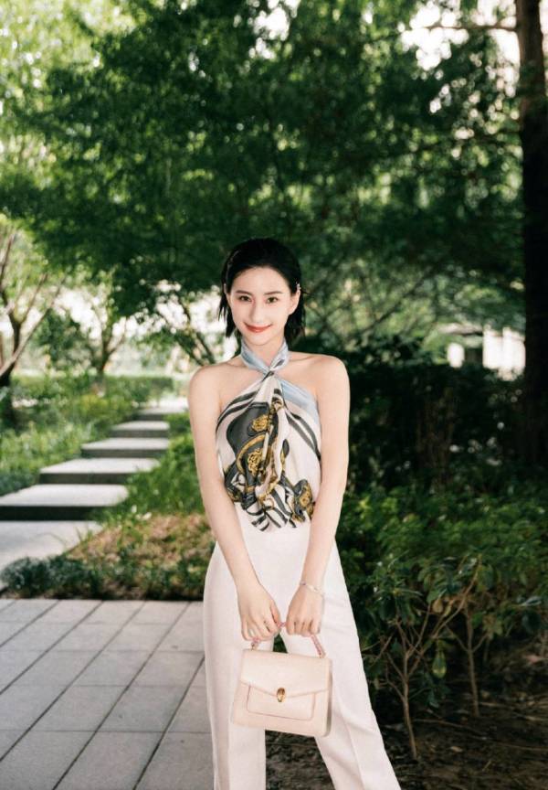 连体裤|何超莲穿衣真“大胆”,丝巾直接当挂脖上衣性感迷人,又美出圈了