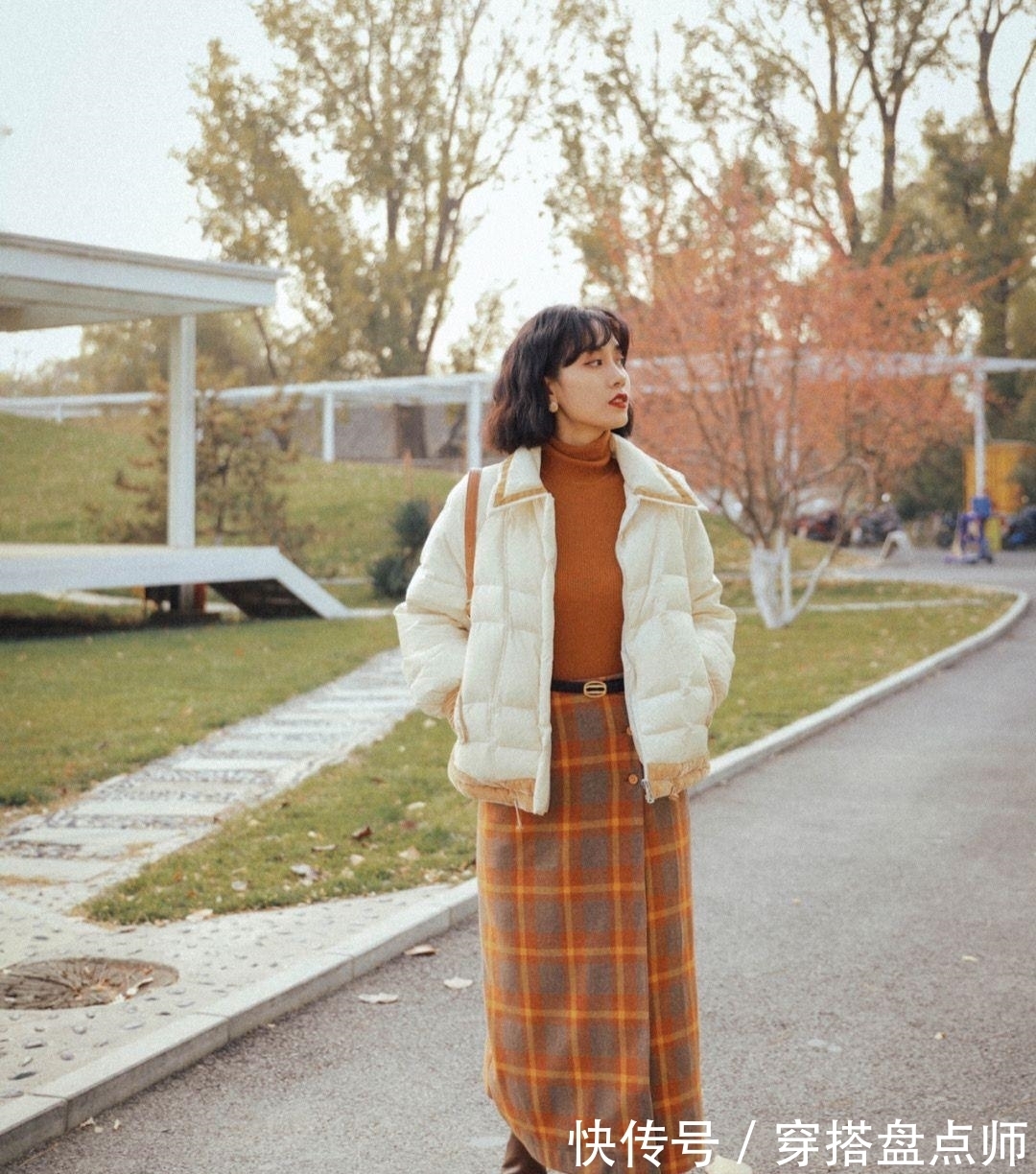 半身裙 “羽绒+半裙”不靠谱?穿了你就知有多美,50岁女人寒冬都能驾驭