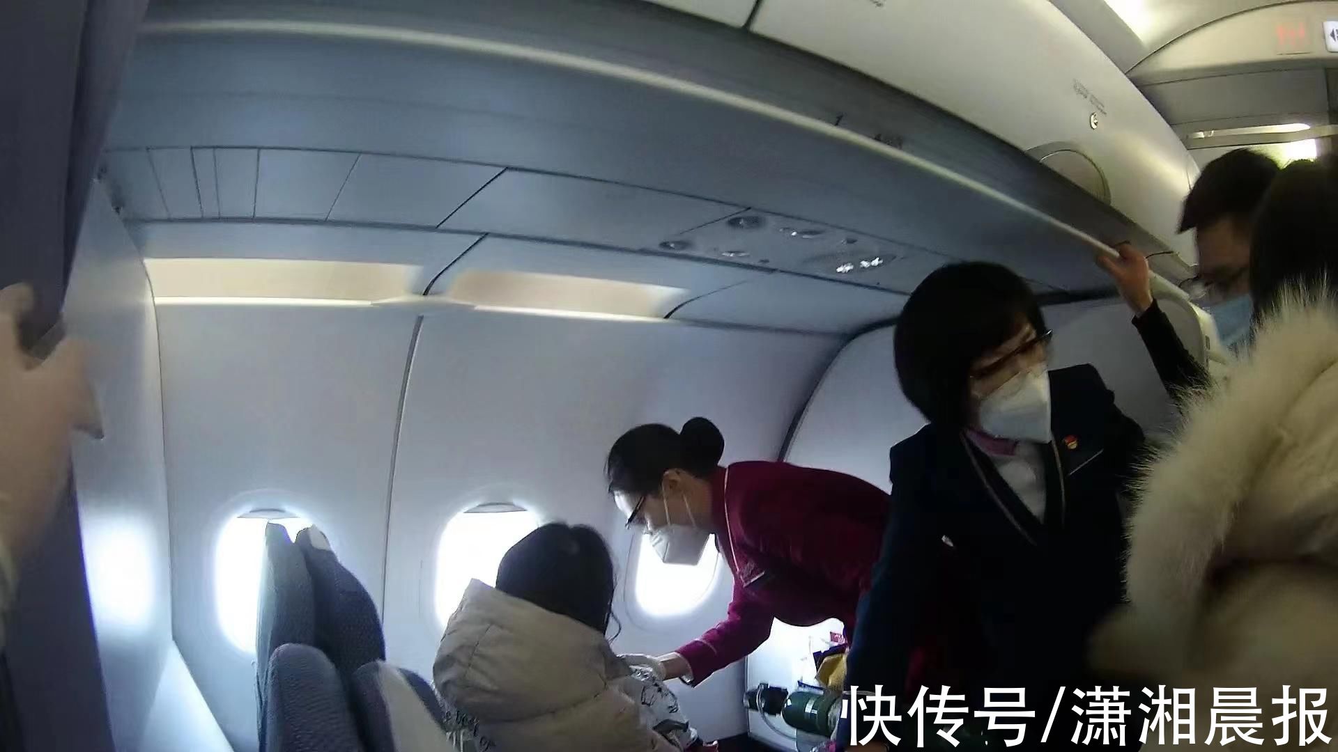 贺泽峰|飞机落地前婴儿突发抽搐，南航乘务员挺身而出