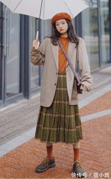 小姐姐|今年不流行“小黑裙”了,试试格纹半身裙,冬季最in的单品就是它