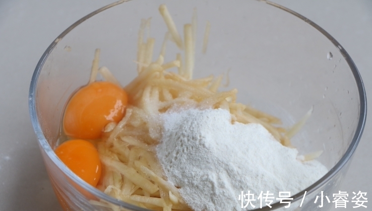 早餐|苹果加2个鸡蛋，8分钟做成早餐，又香又软，出锅馋到流口水，真香