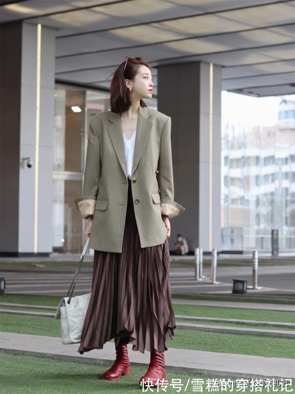 搭配 “长裙+短靴”=早秋最美穿搭！遮肉显高还时髦，日常通勤都适合