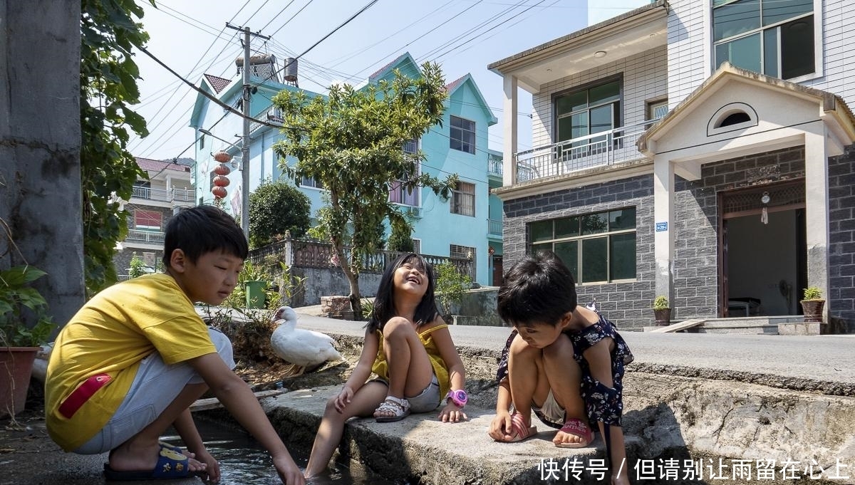 德兴大茅山，天然的避暑胜地，山下还藏着一个“彩虹童话村”