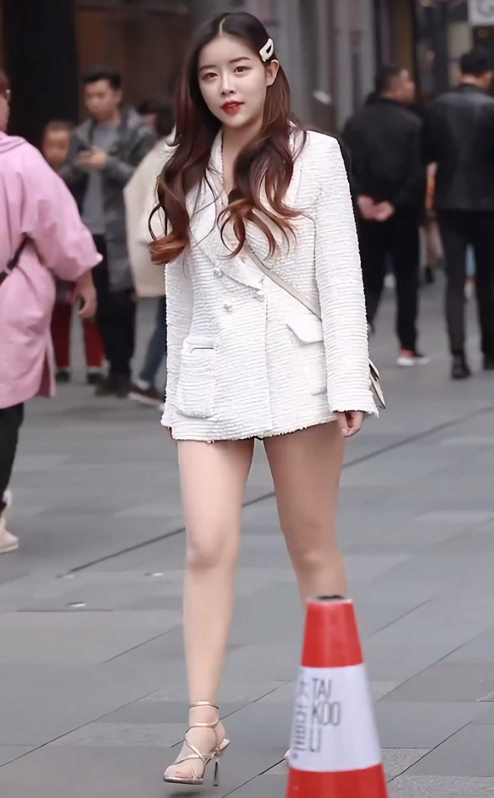 回头率|一美女把“空气”当裤子穿,回头率百分百!